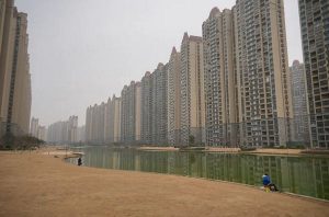 Giới Trẻ Trung Quốc “Nghỉ Hưu Sớm” Nhờ Nhà Giá Rẻ Khi Kinh Tế Chậm Lại