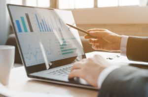 Lãi suất tăng gây “cú sốc kép” thị trường bất động sản: Doanh nghiệp xoay xở, người mua chùn bước