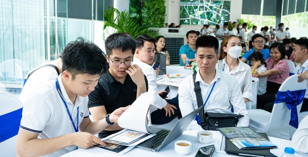 “Bùng nổ” lực lượng môi giới bất động sản: Tăng nhanh về số lượng nhưng thiếu chuẩn hóa, tiềm ẩn rủi ro Lon