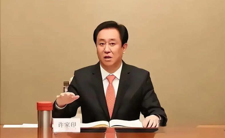 Ba người đứng sau chúa nợ bất động sản Hứa Gia Ấn: Một người đã mất, một người ngồi xe lăn và bí ẩn về thế lực thứ ba phía sau đế chế Evergrande