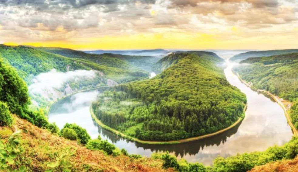 Con mương bên phải nhà: Điềm lành hay điềm xấu? Phân tích phong thủy Bạch Hổ chi tiết từ A–Z