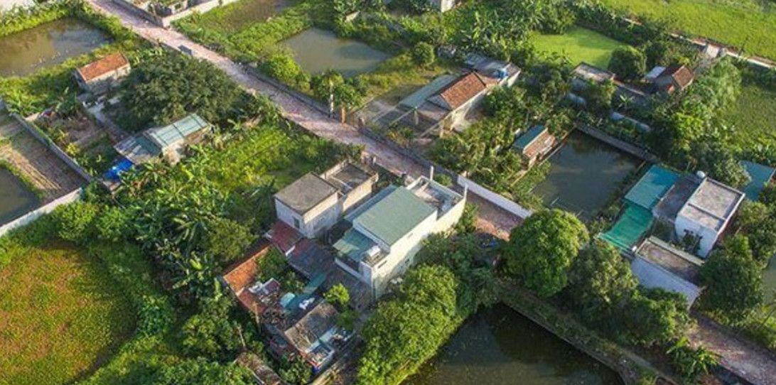 Đất ao xen kẽ trong khu dân cư có được cấp sổ đỏ và chuyển lên đất ở không? Giải đáp mới nhất 2026