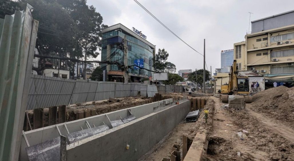 Lô cốt metro chậm tiến độ khiến phố Kim Mã “đóng băng”: Nhà 2 mặt tiền ế khách, hàng loạt cửa hàng bỏ trống