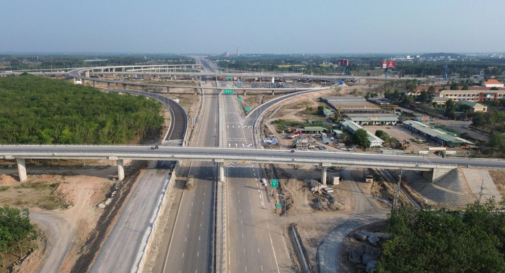 Cao tốc Biên Hòa – Vũng Tàu đưa vào khai thác tạm: Nhiều tài xế loay hoay tìm lối lên dù đường rất thông thoáng