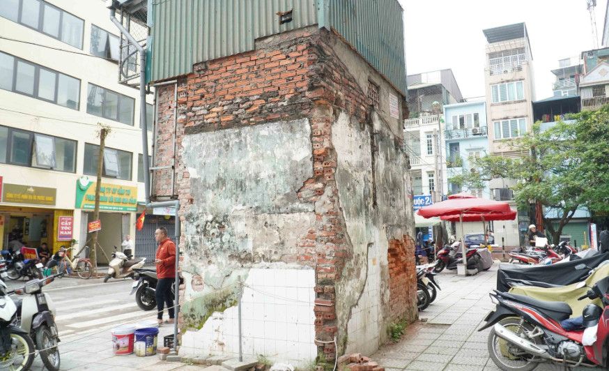 Nhà “siêu mỏng” xuất hiện sau dự án rạch Xuyên Tâm: TP.HCM nói gì về việc cấp phép xây dựng và quyền lợi người dân?