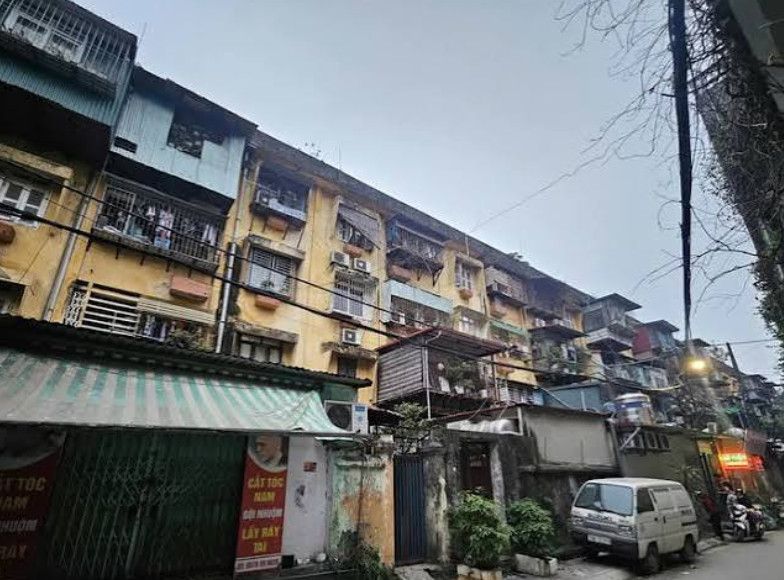 Khu tập thể cũ Hà Nội xuống cấp: Người dân nép sát tường vẫn lo vữa rơi