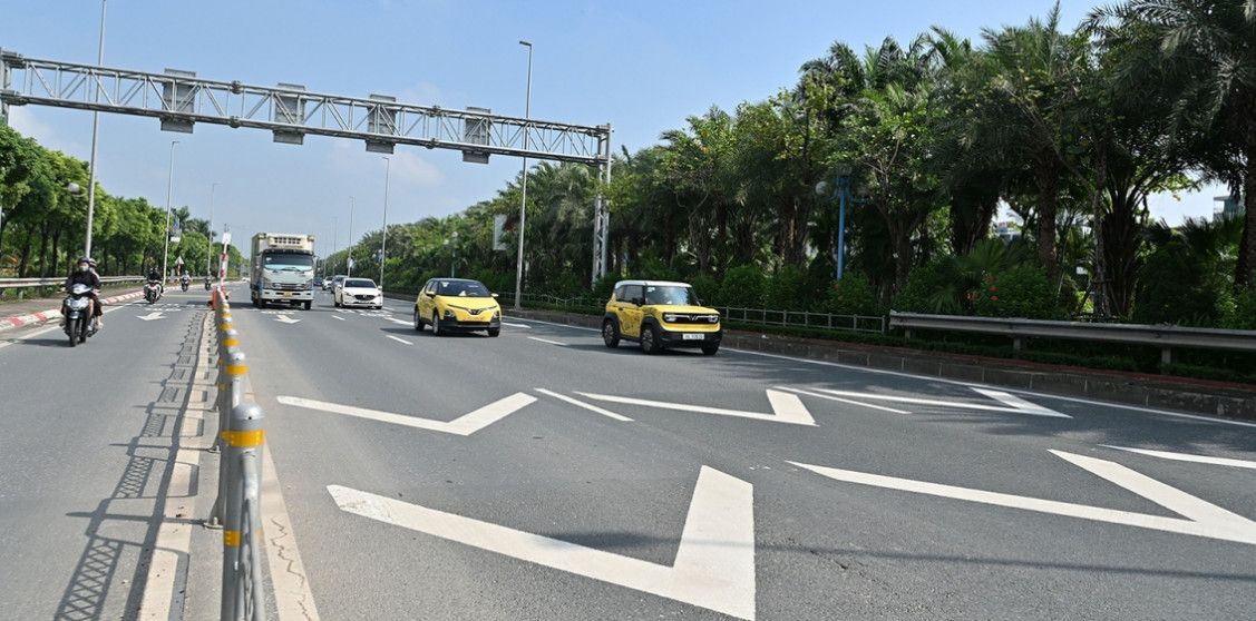 Hà Nội lắp biển báo khoảng cách trên cầu Nhật Tân, tài xế cần lưu ý gì?