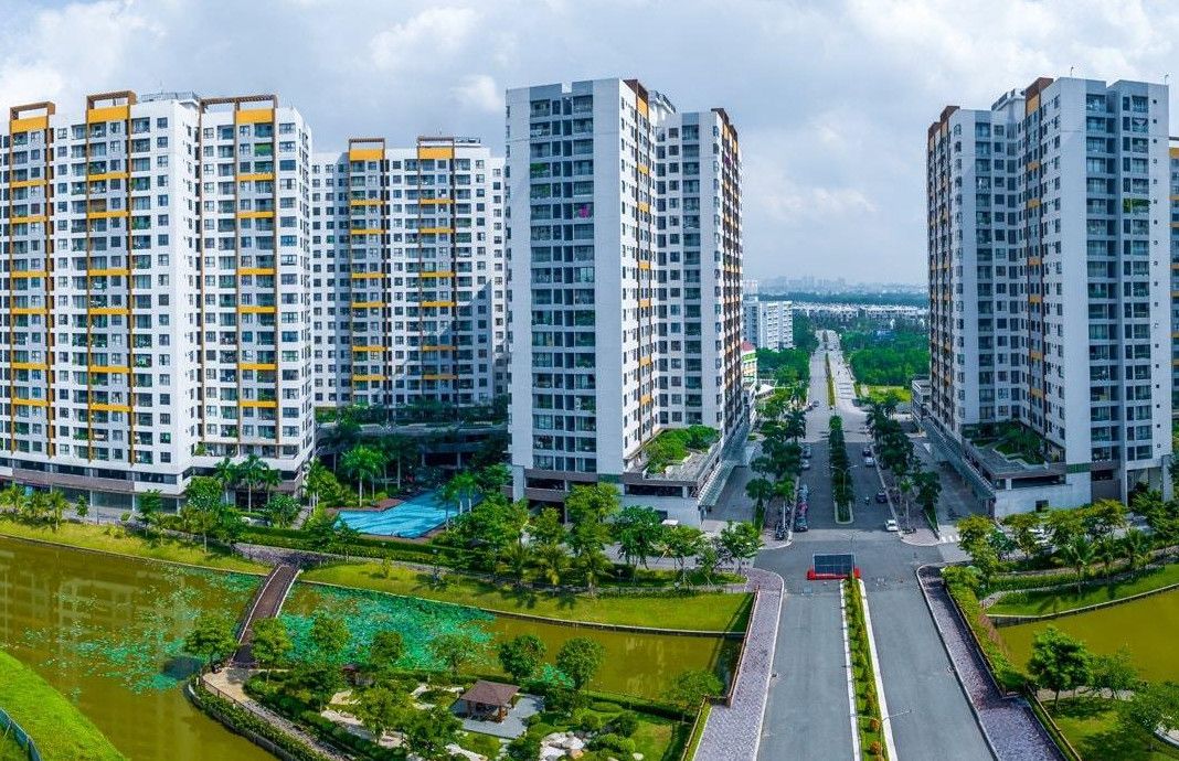 Charlie Munger và triết lý đầu tư chung cư: Vì sao tái đầu tư lợi nhuận có thể tạo ra giá trị lớn hơn dòng tiền hàng tháng?